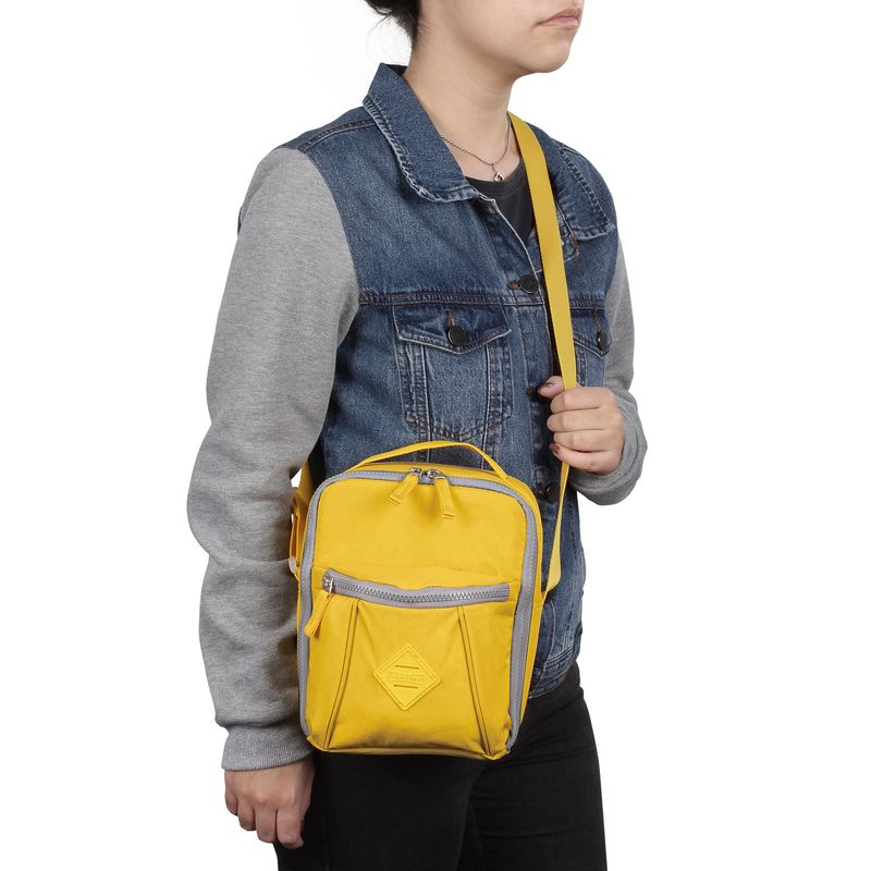 lancheira-pocketlunch-crinkle-amarelo-sestini-075484-22-modelo