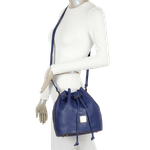 bolsa-bucket-m-ss23-cfk109-azul-920137-04-detalhe-2
